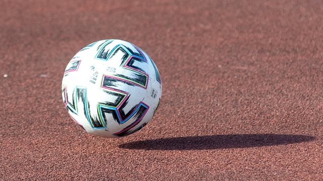 对他加以更 对他加以更